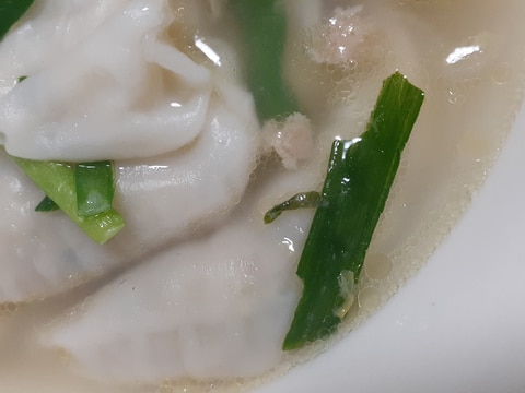 ニラと冷凍餃子の中華スープ